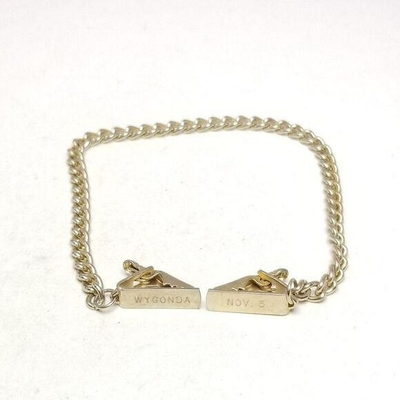 Vintage Sweater Clip, Wygonda November 5th Engraved Gold Tone, Retro Estate - Picture 2 of 6